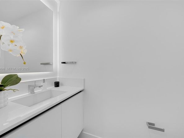 100 S Pointe Dr TH13, Miami Beach FL 33139