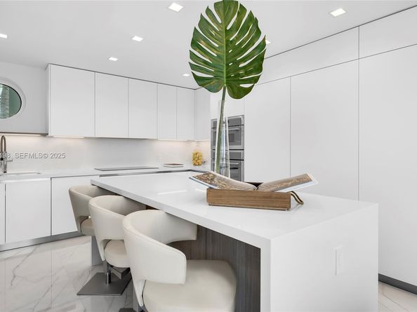 100 S Pointe Dr TH13, Miami Beach FL 33139