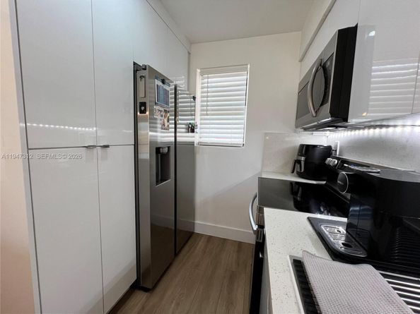 8425 NW 8th St 406, Miami FL 33126