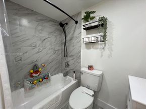 8425 NW 8th St 406, Miami FL 33126