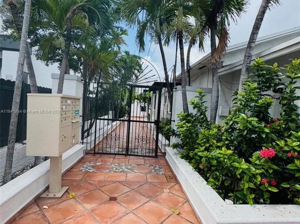 1238 SW 4th St, Miami FL 33135