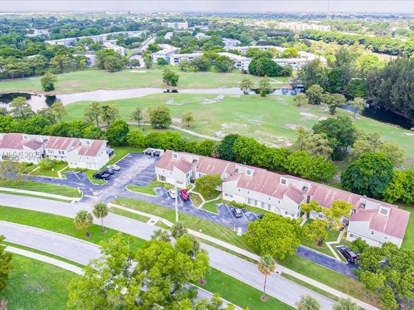 8105 Lagos De Campo Blvd J2, Tamarac FL 33321