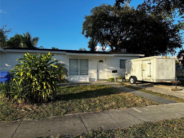 6901 Thomas St, Hollywood FL 33024