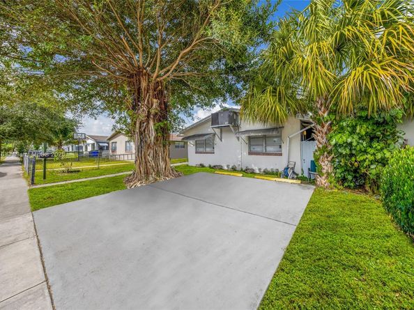 5709 Lincoln St, Hollywood FL 33021