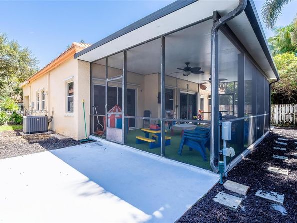 2793 Oakleigh Ln, Davie FL 33328