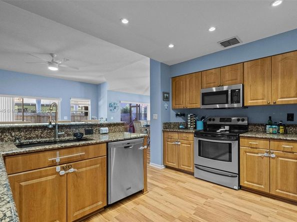 2793 Oakleigh Ln, Davie FL 33328