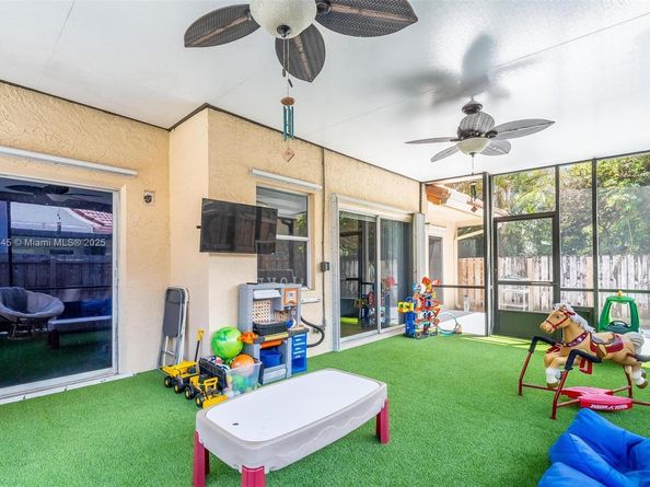 2793 Oakleigh Ln, Davie FL 33328