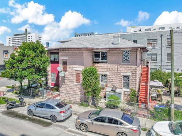 676 & 119 SW 1st St, Miami FL 33130