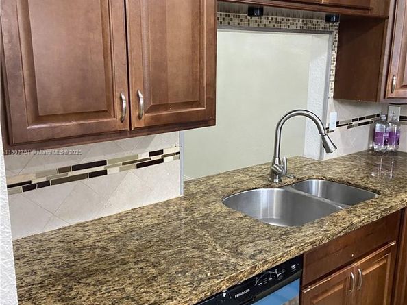 3955 N Nob Hill Rd 101, Sunrise FL 33351