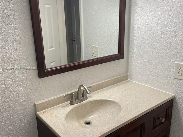 3955 N Nob Hill Rd 101, Sunrise FL 33351