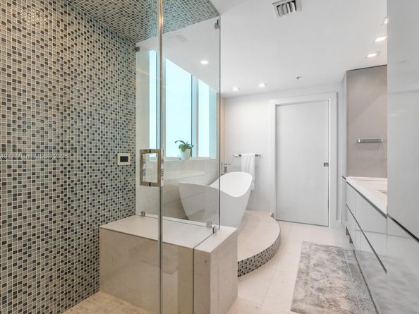 3801 Collins Ave 703, Miami Beach FL 33140