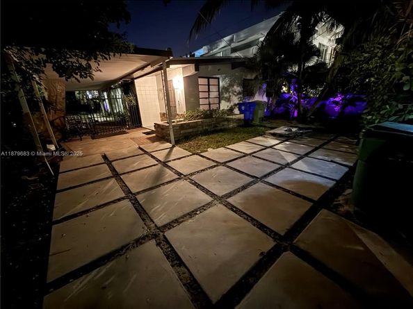 691 NW 7th St Rd, Miami FL 33136
