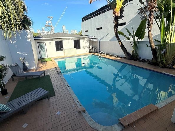 691 NW 7th St Rd, Miami FL 33136