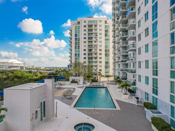 1861 NW North River Dr 1806, Miami FL 33125