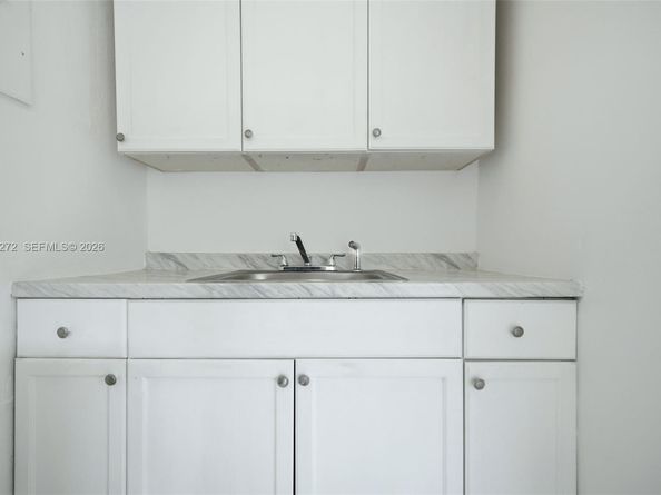 823-825 NW 9th St, Hallandale Beach FL 33009