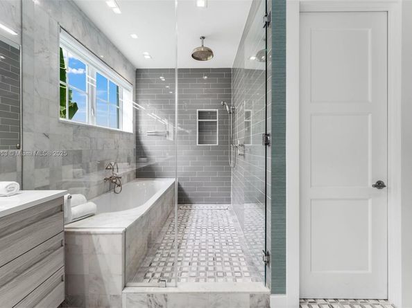 2887 Pine Tree Dr, Miami Beach FL 33140