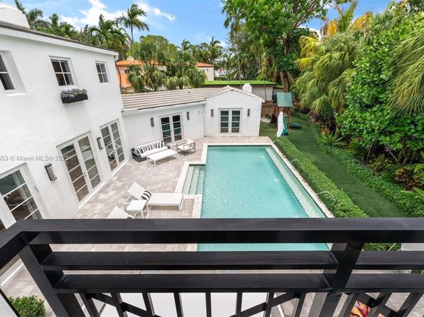2887 Pine Tree Dr, Miami Beach FL 33140