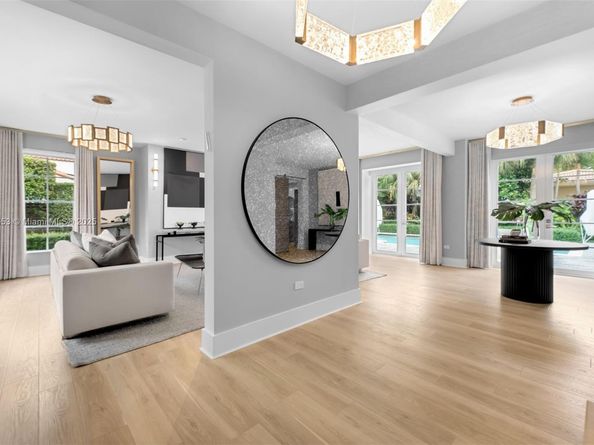 2887 Pine Tree Dr, Miami Beach FL 33140