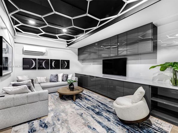 2887 Pine Tree Dr, Miami Beach FL 33140
