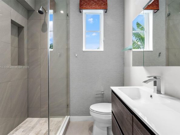 2887 Pine Tree Dr, Miami Beach FL 33140