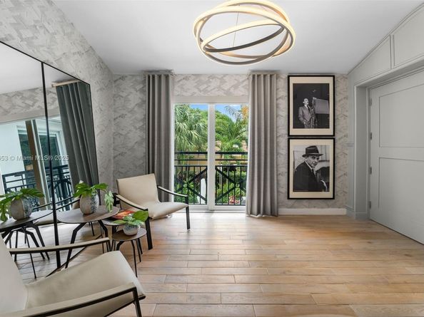 2887 Pine Tree Dr, Miami Beach FL 33140