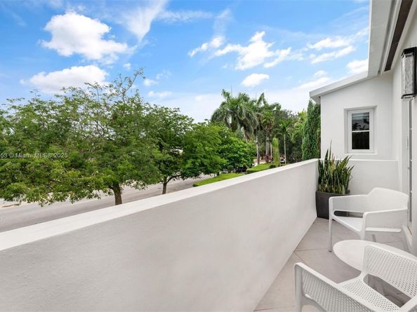 2887 Pine Tree Dr, Miami Beach FL 33140