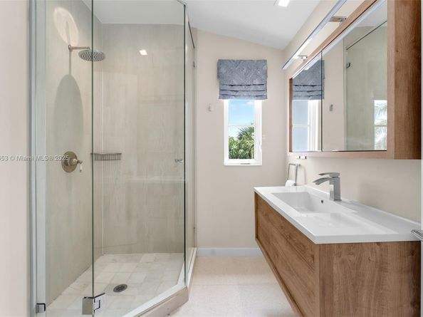 2887 Pine Tree Dr, Miami Beach FL 33140