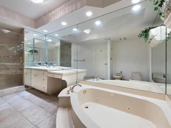 20281 E Country Club Dr 1009, Aventura FL 33180