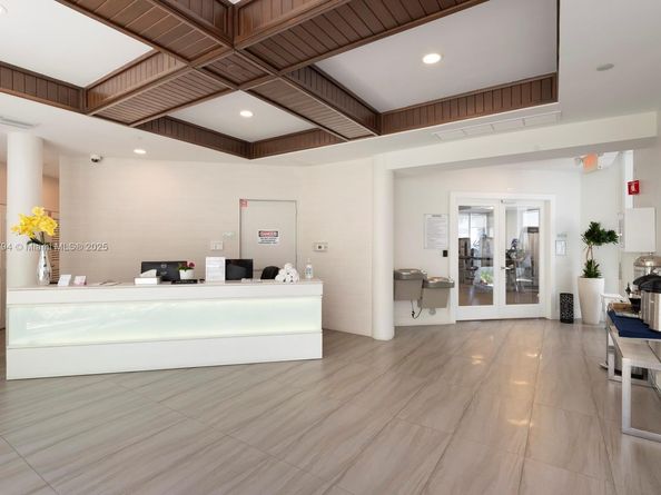 20281 E Country Club Dr 1009, Aventura FL 33180
