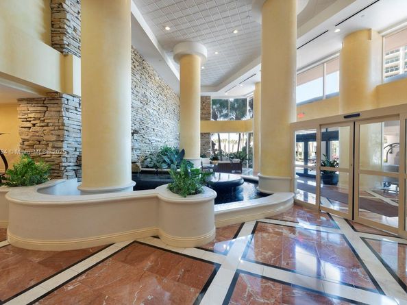 20281 E Country Club Dr 1009, Aventura FL 33180