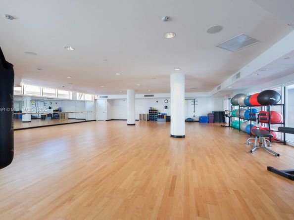 20281 E Country Club Dr 1009, Aventura FL 33180