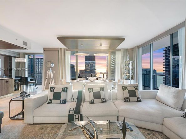 88 SW 7th St 3801, Miami FL 33130