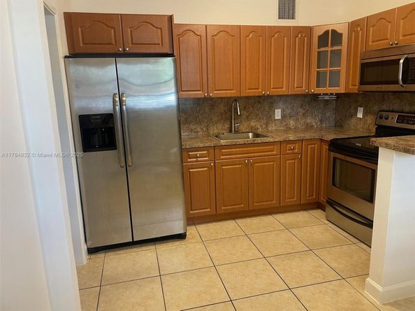 271 NW 57th Ct, Miami FL 33126
