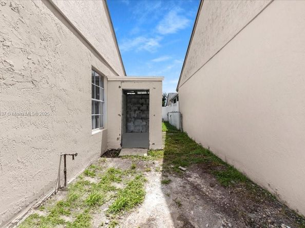 20327 NW 33rd Ave, Miami Gardens FL 33056
