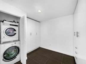 300 S Biscayne Blvd L410, Miami FL 33131