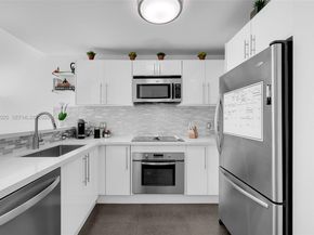 300 S Biscayne Blvd L410, Miami FL 33131