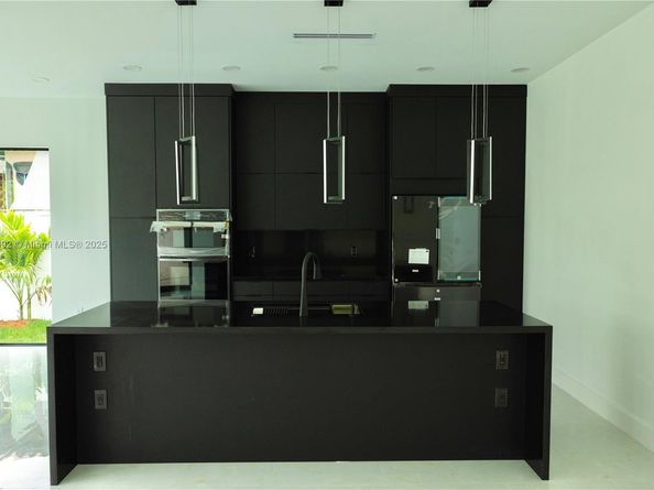 9235 SW 42nd St, Miami FL 33165