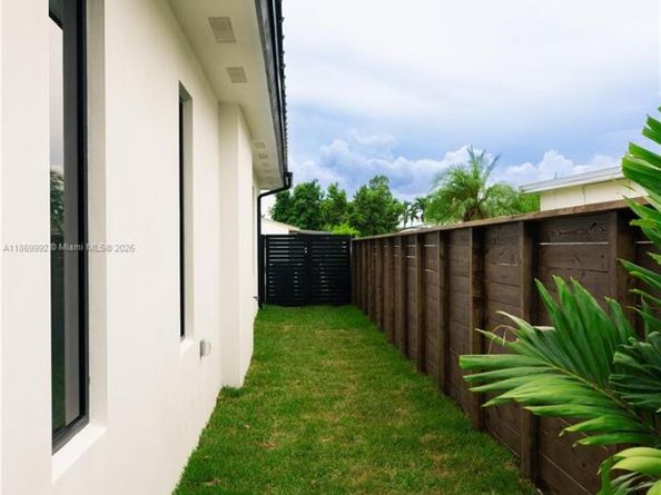 9235 SW 42nd St, Miami FL 33165
