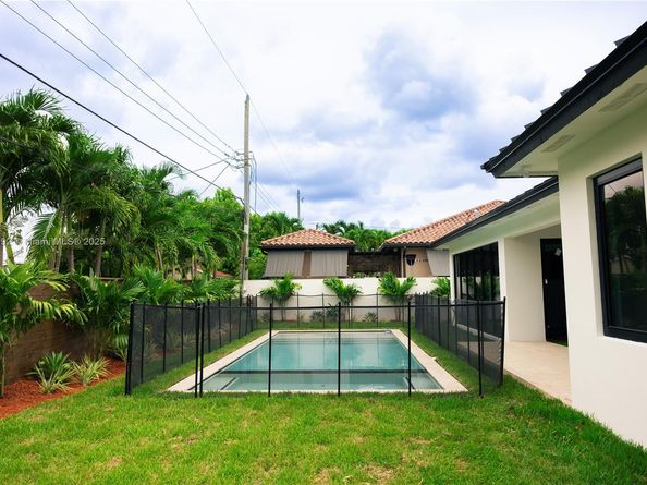 9235 SW 42nd St, Miami FL 33165