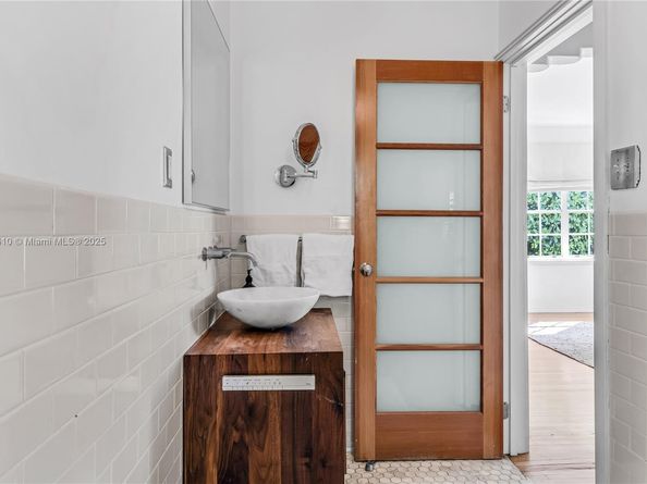 8 Century Ln, Miami Beach FL 33139