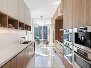 900 Brickell Key Blvd 2004, Miami FL 33131