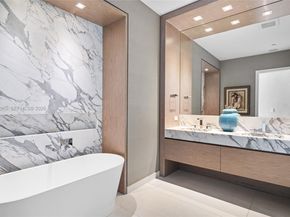 900 Brickell Key Blvd 2004, Miami FL 33131