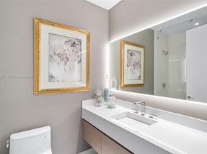 900 Brickell Key Blvd 2004, Miami FL 33131