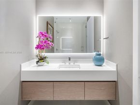 900 Brickell Key Blvd 2004, Miami FL 33131