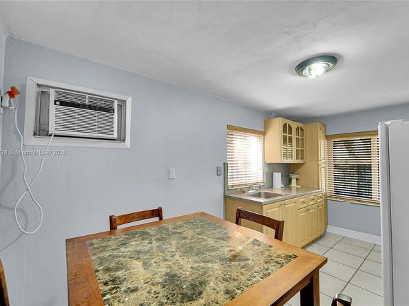8370 NW 185th St, Hialeah FL 33015