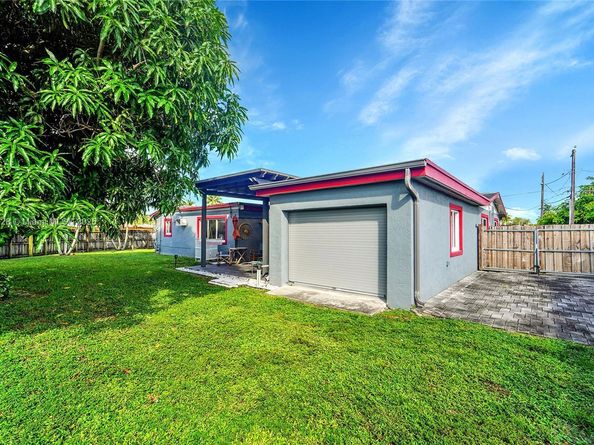 8370 NW 185th St, Hialeah FL 33015