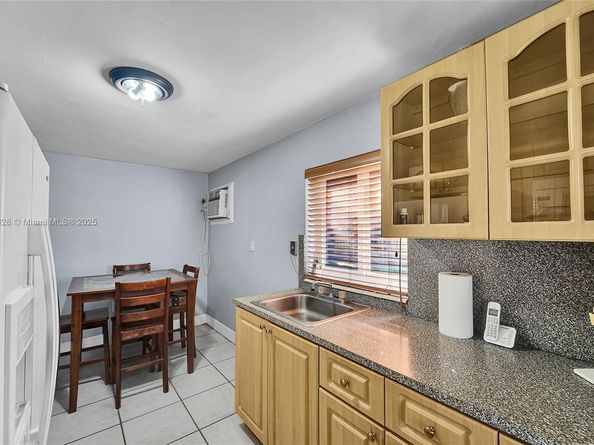 8370 NW 185th St, Hialeah FL 33015
