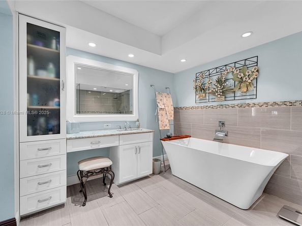 8370 NW 185th St, Hialeah FL 33015