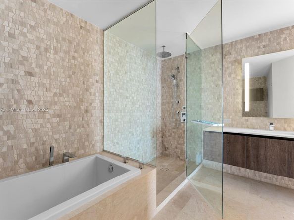 88 SW 7th St 3907, Miami FL 33130