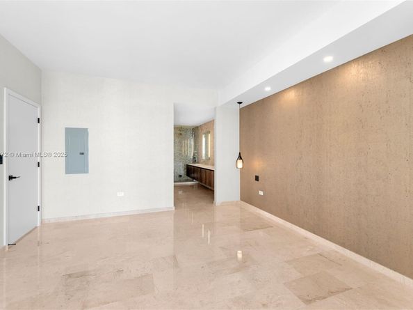88 SW 7th St 3907, Miami FL 33130